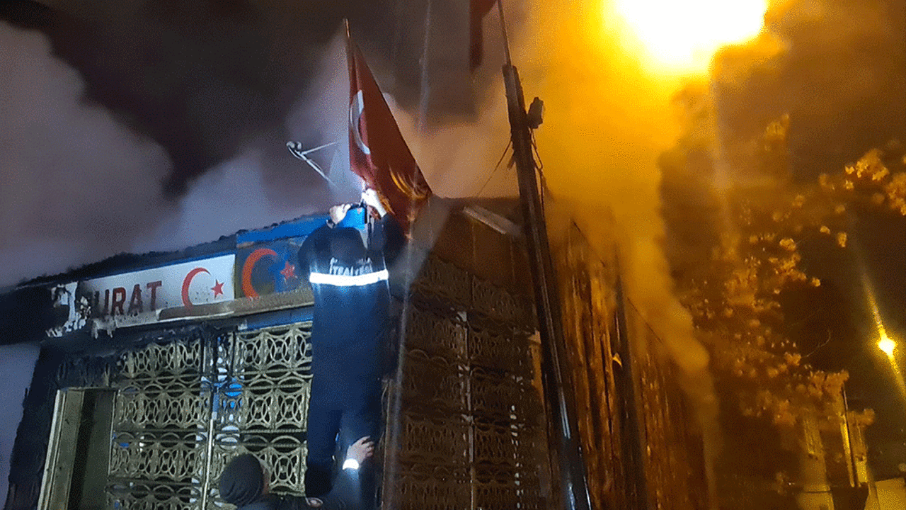 İtfaiyeciler canları pahasına Türk bayrağını alevlerin arasından çekip çıkardı