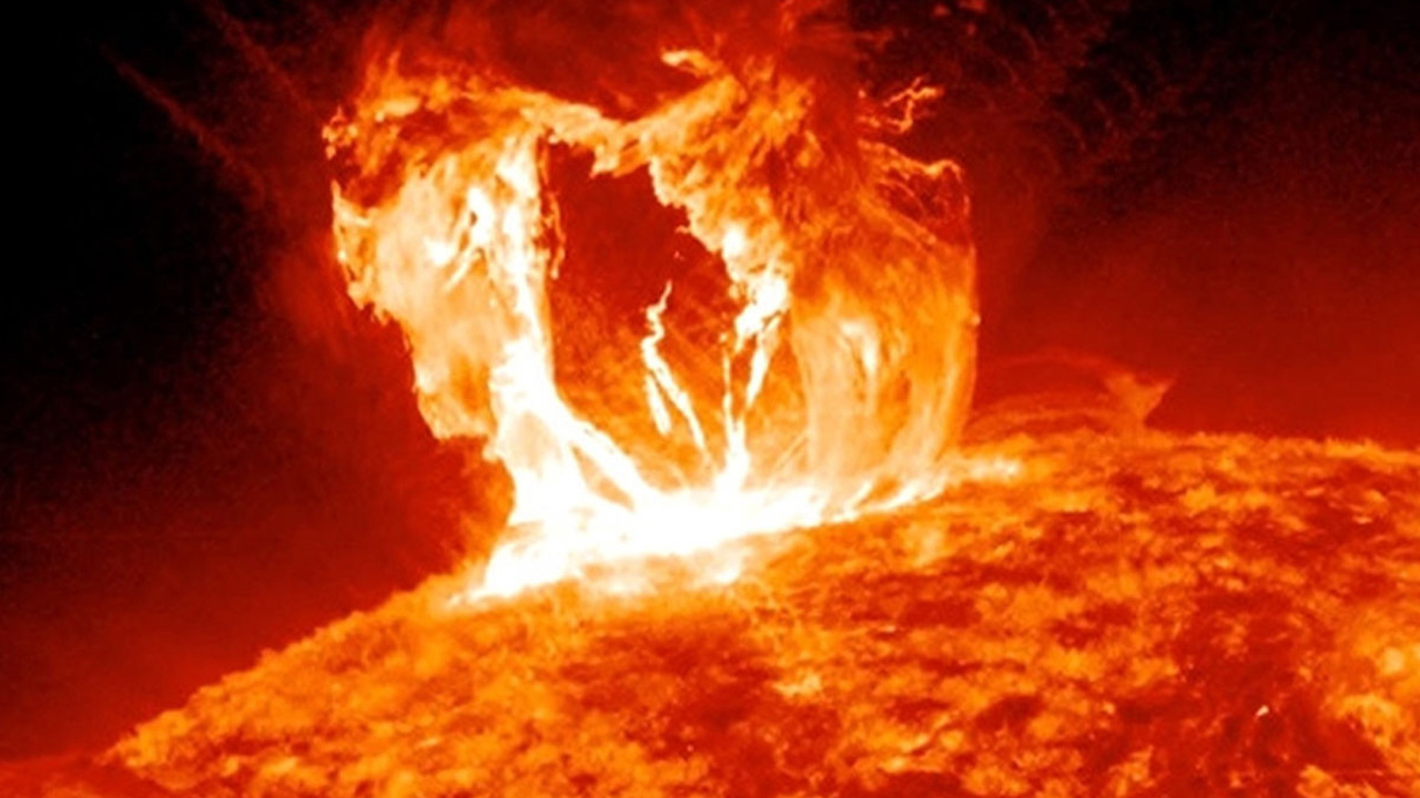 Güneşte büyük patlama. Son sürat dünyaya ilerliyor