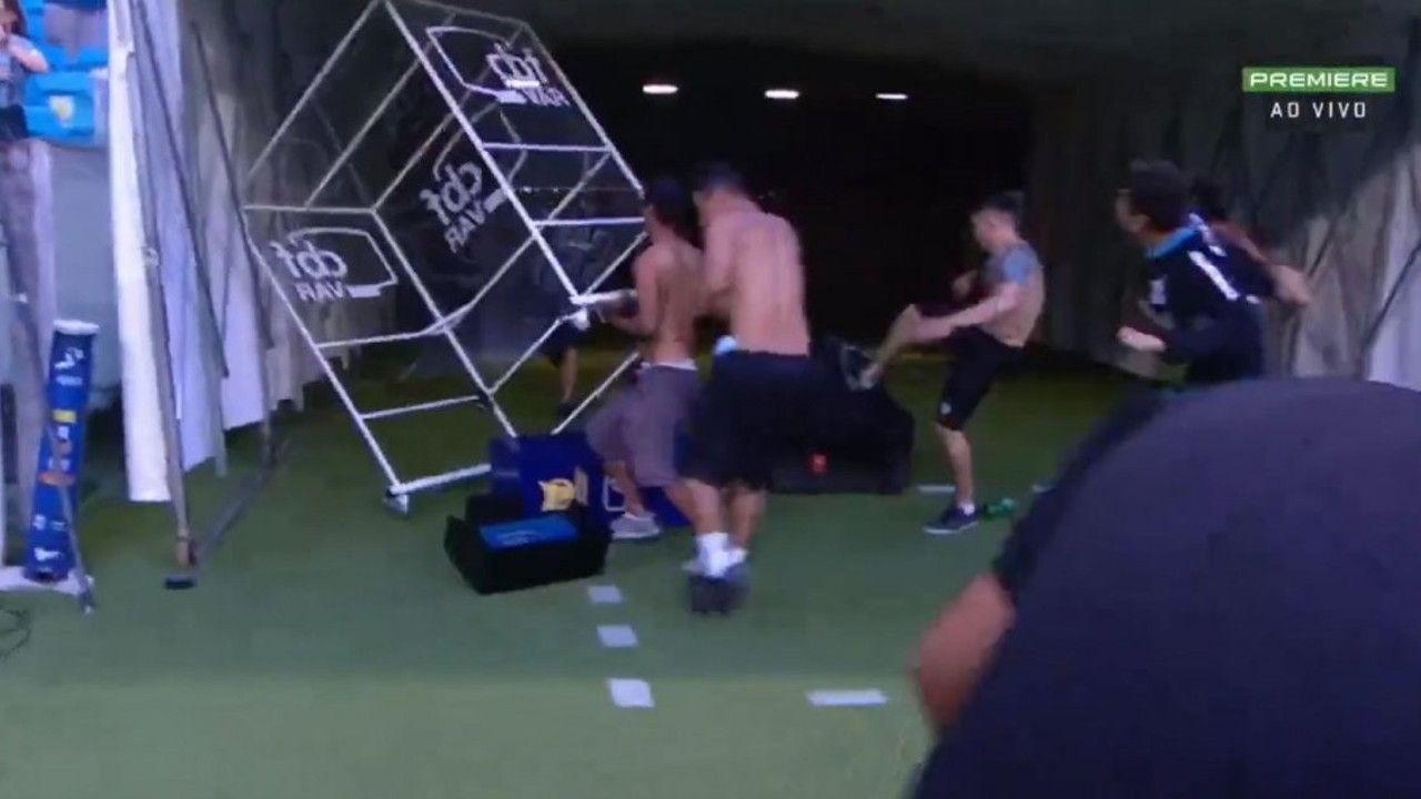 Gremio taraftarları hakem kararları sonrası VAR sistemini parçaladı