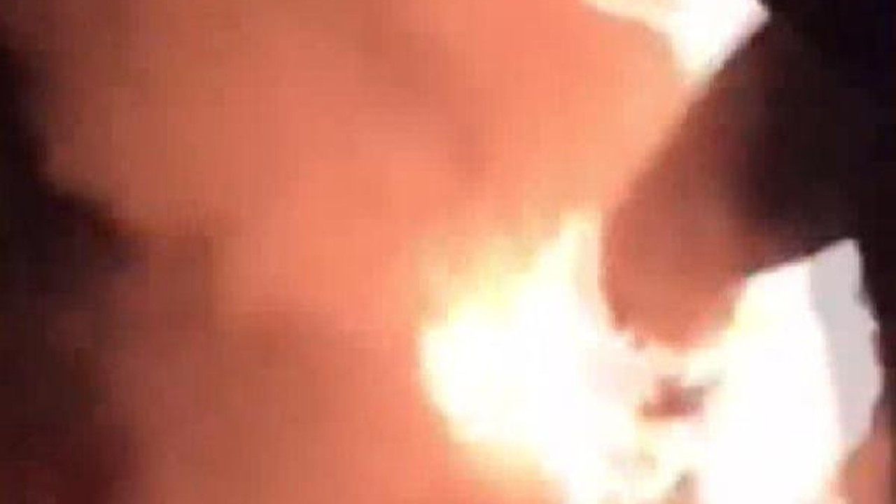 Un şakası 2 arkadaşı alev topuna döndürdü