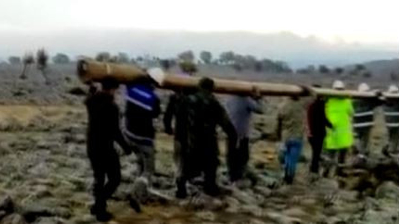 200 kiloluk direği omuzlarında taşıdılar