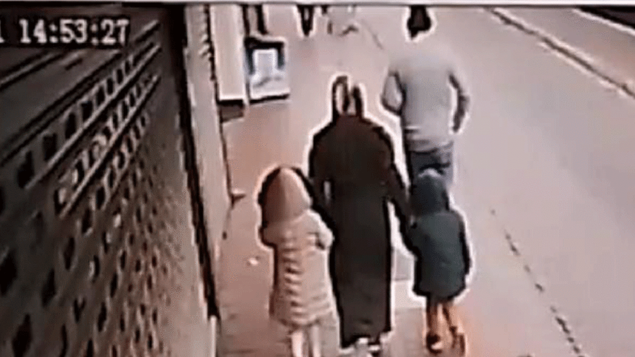 Artık vatandaşlara kaldırımda da rahat yok. Aracıyla 4 kişilik ailenin arasına daldı