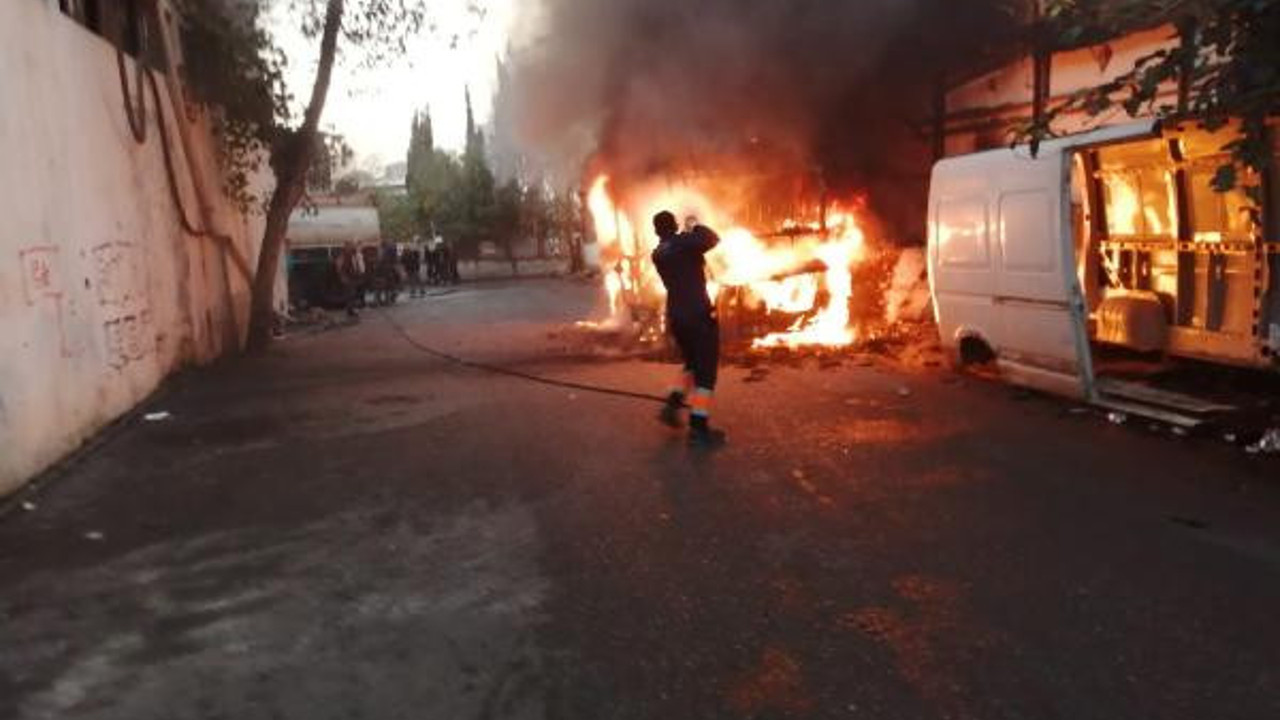Kartal'da yolcu minibüsü alev alev yandı