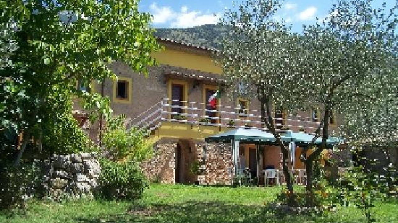 Göz göze geldiler kaçacak delik aradılar