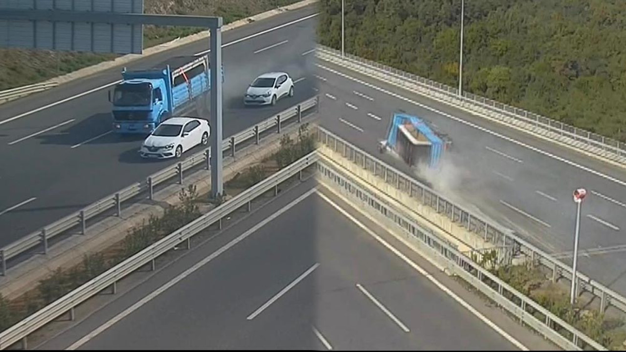 Üzerine yük kamyonu devrilen otomobil akordiyona döndü. Korkunç kazanın görüntüleri ortaya çıktı