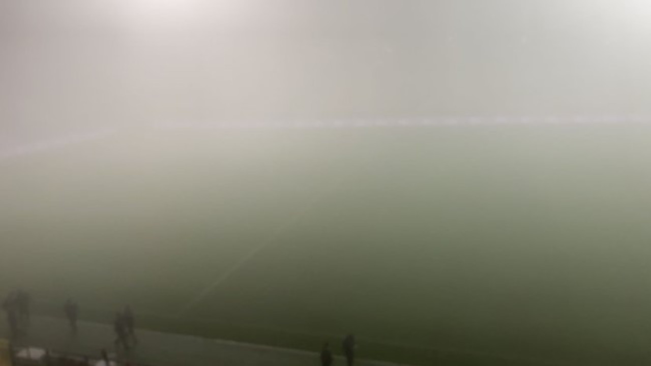 İstanbul’daki sis maç erteletti