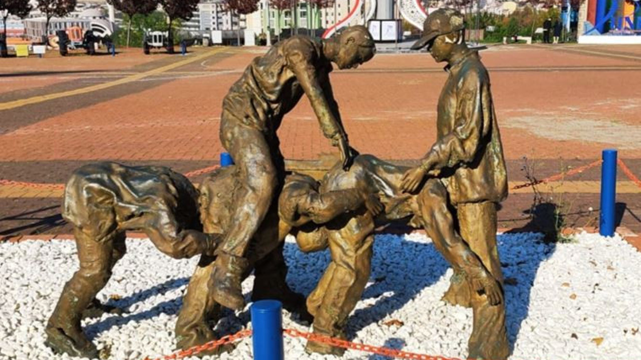 Rektörden 'uzun eşek heykeli' savunması: 'Bazı şeylerin fiyatı sorgulanmaz'