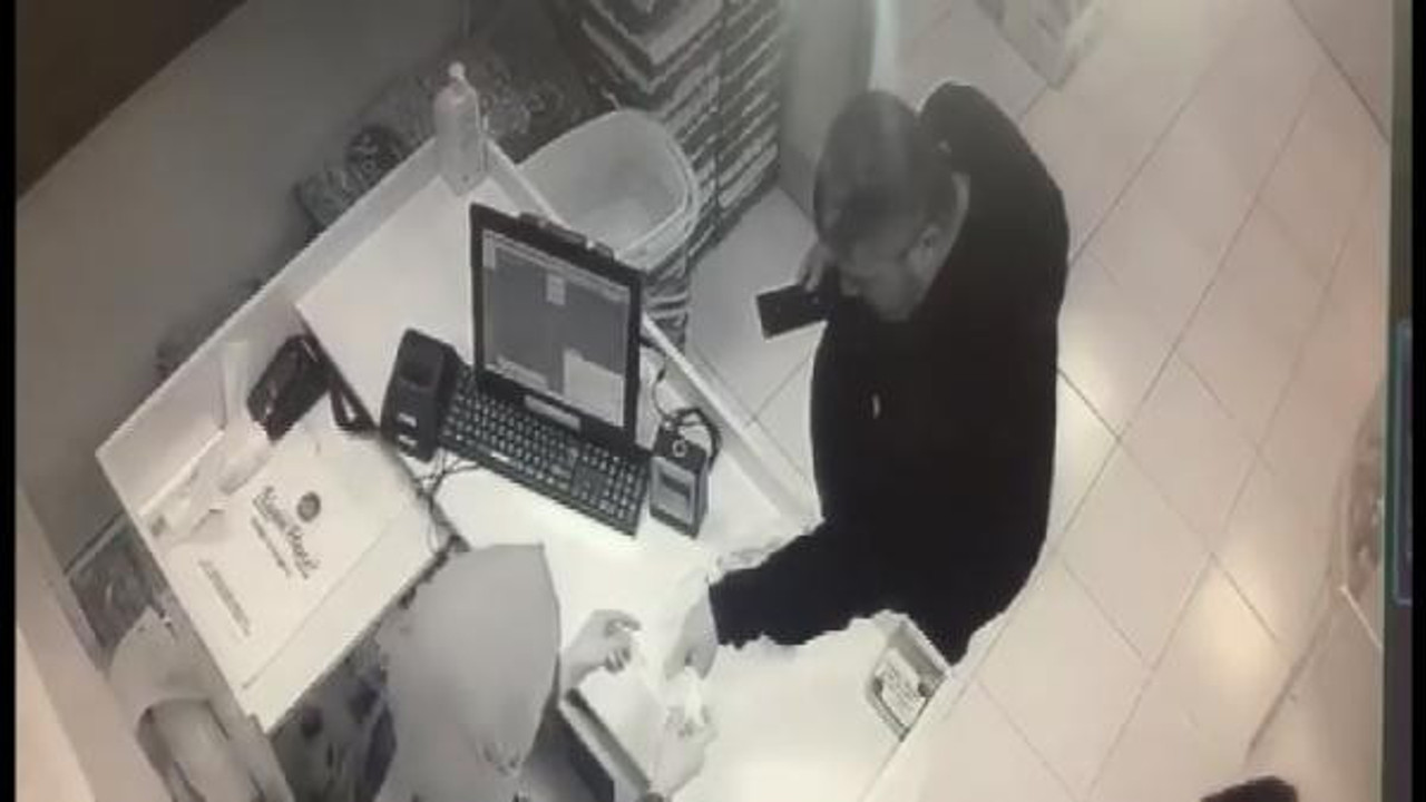 Talihsiz kasiyer 2 dakikada 2 sefer dolandırıldı