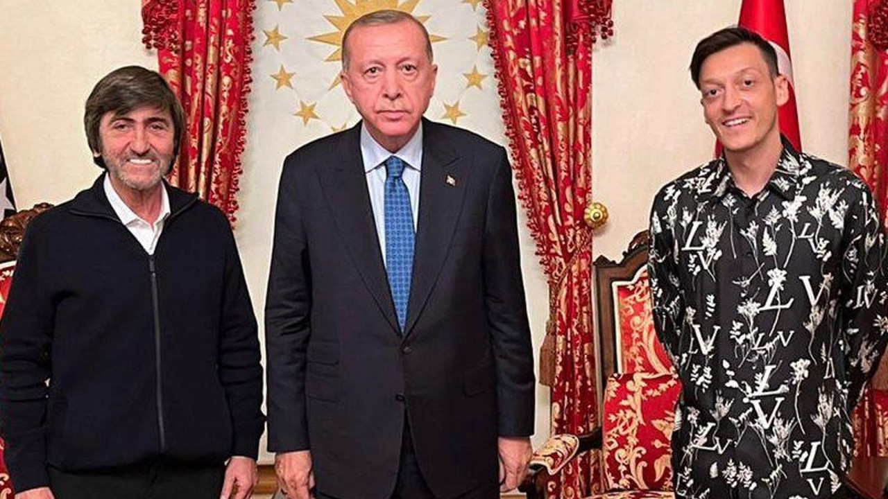 Herkes Mesut Özil'in perde ve koltuk takımı gibi olan gömleğini konuşuyor