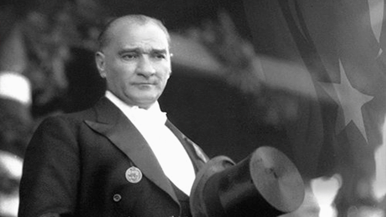 Diyanet’in Atatürk'e etmediği duayı biz ediyoruz. Türk vatanı sana minnettardır. Ruhun şad, mekanın cennet olsun paşam