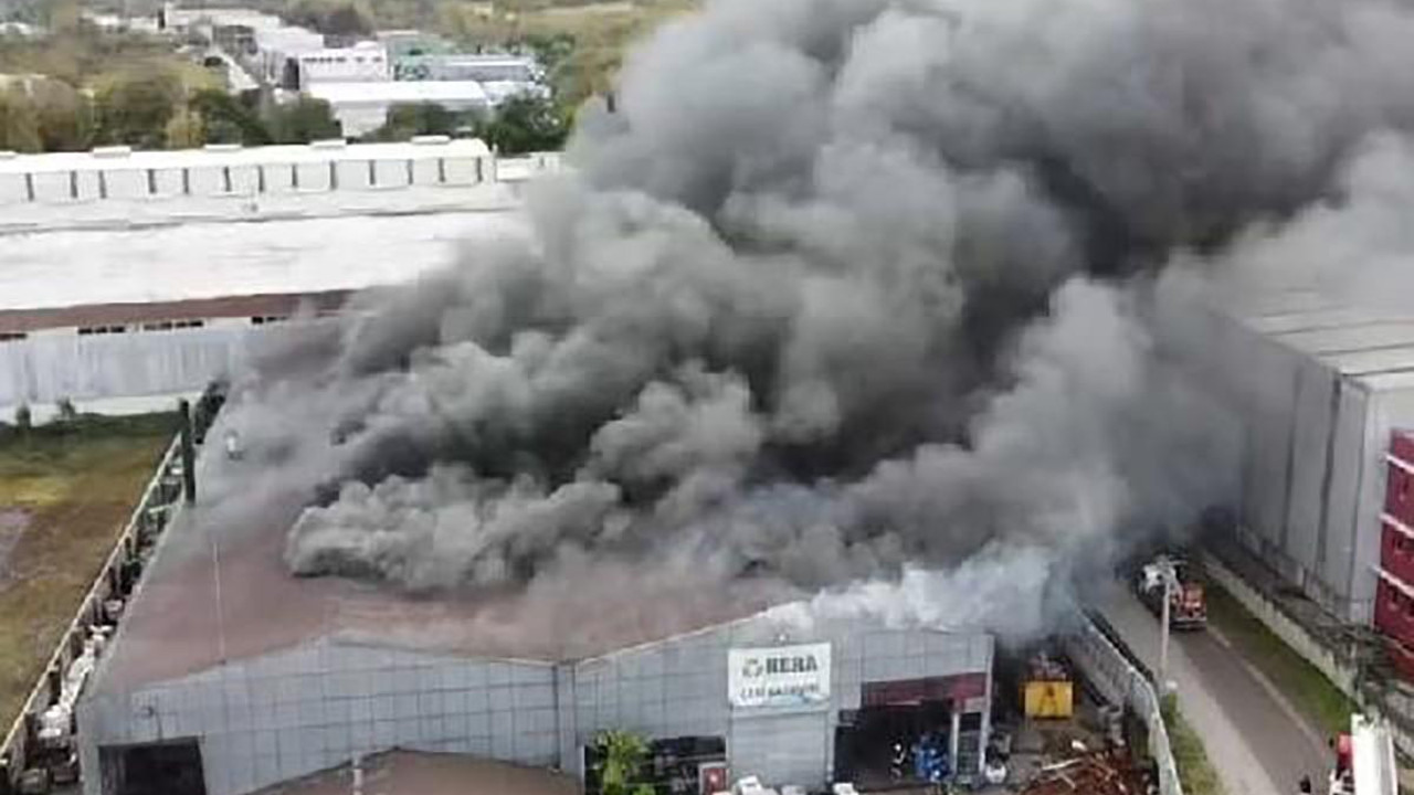 Kocaeli'de geri dönüşüm fabrikasında yangın