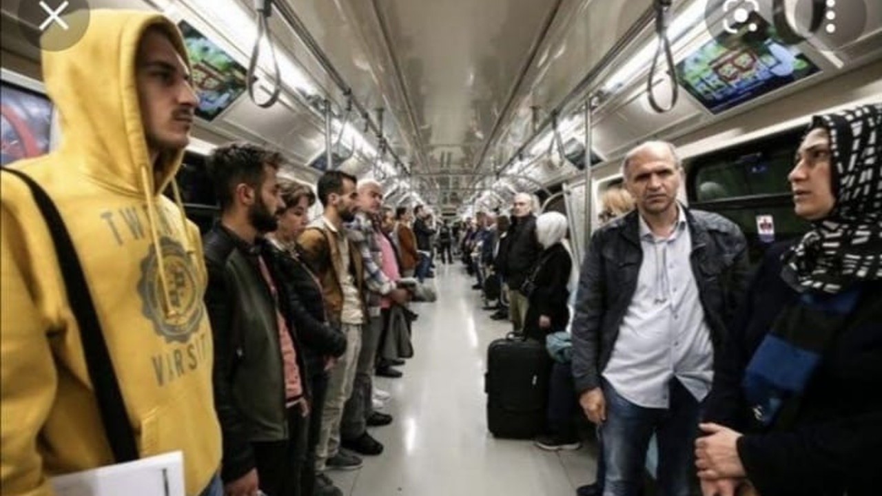 Bu fotoğraf metroda çekildi. Türkiye Ata'sını andı. İşte günün karesi