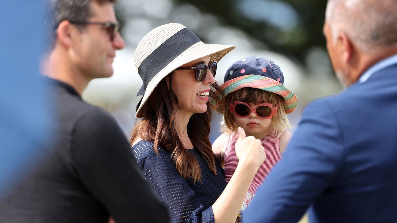 Başbakan da olsa o bir anne. Ardern'in halka seslenişini üç yaşındaki kızı böldü