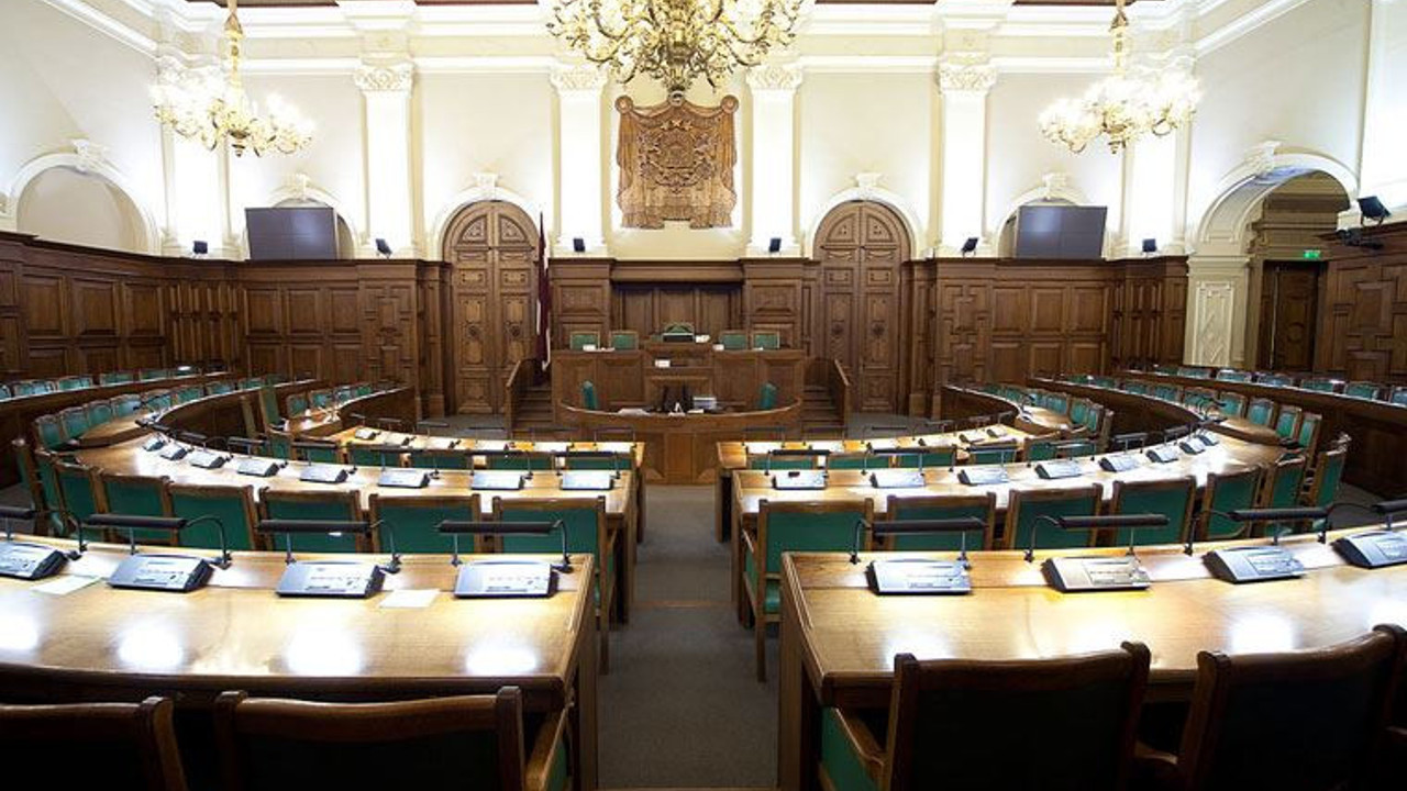 Aşısız milletvekillerinin oy hakkı elinden alındı, maaşı kesildi