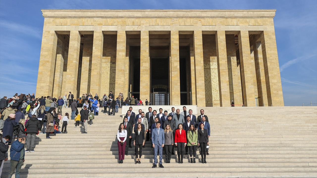 Yeni seçilen CHP Gençlik Kolları yönetiminden Anıtkabir'e ziyaret