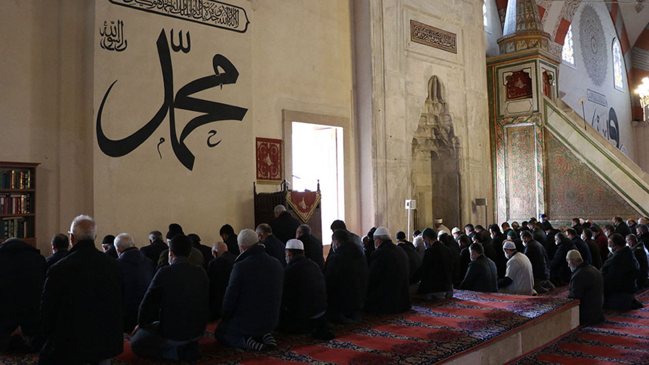 Camilerde sosyal mesafe kuralı kaldırıldı