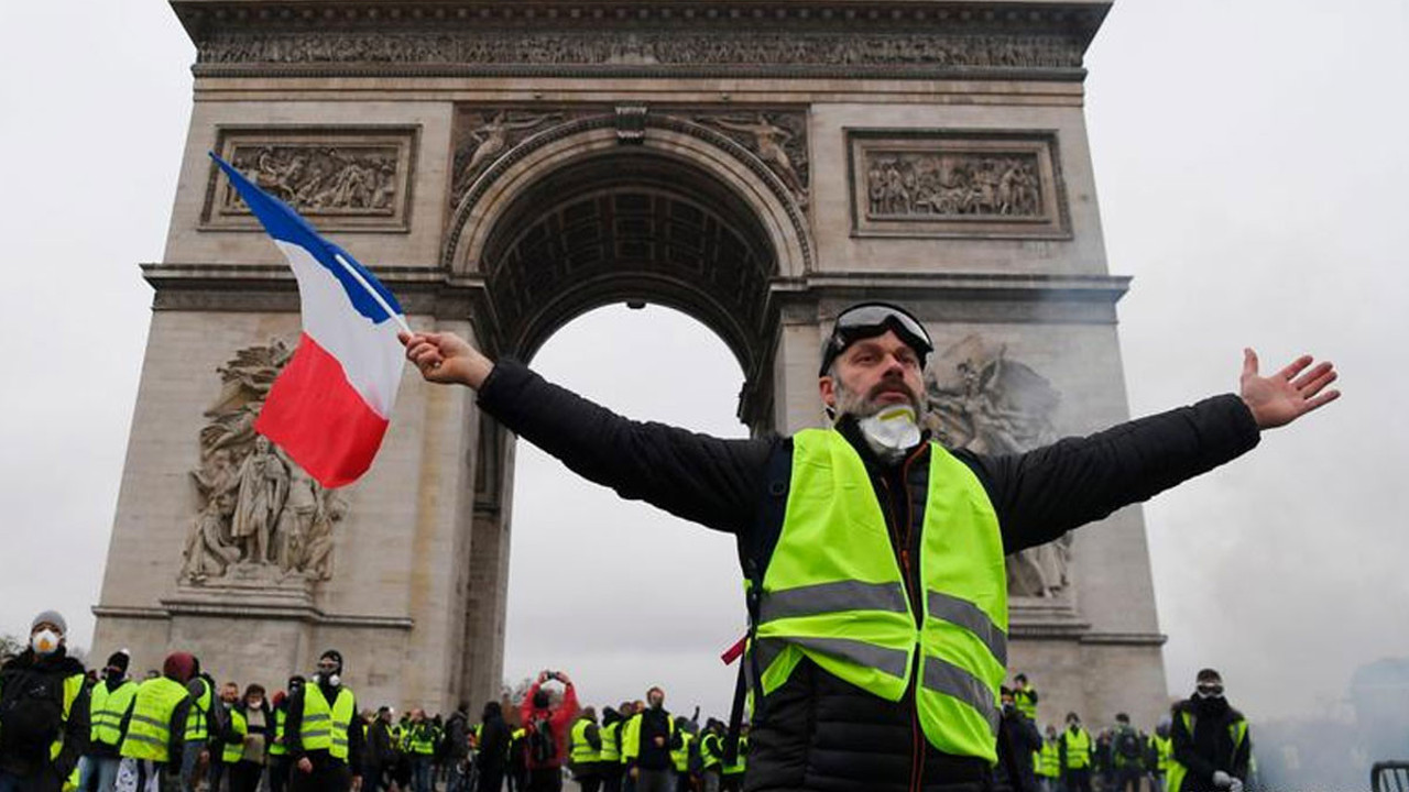 Sarı Yelekler protestoların 3. yılı kutlamaları için sokağa çıktı