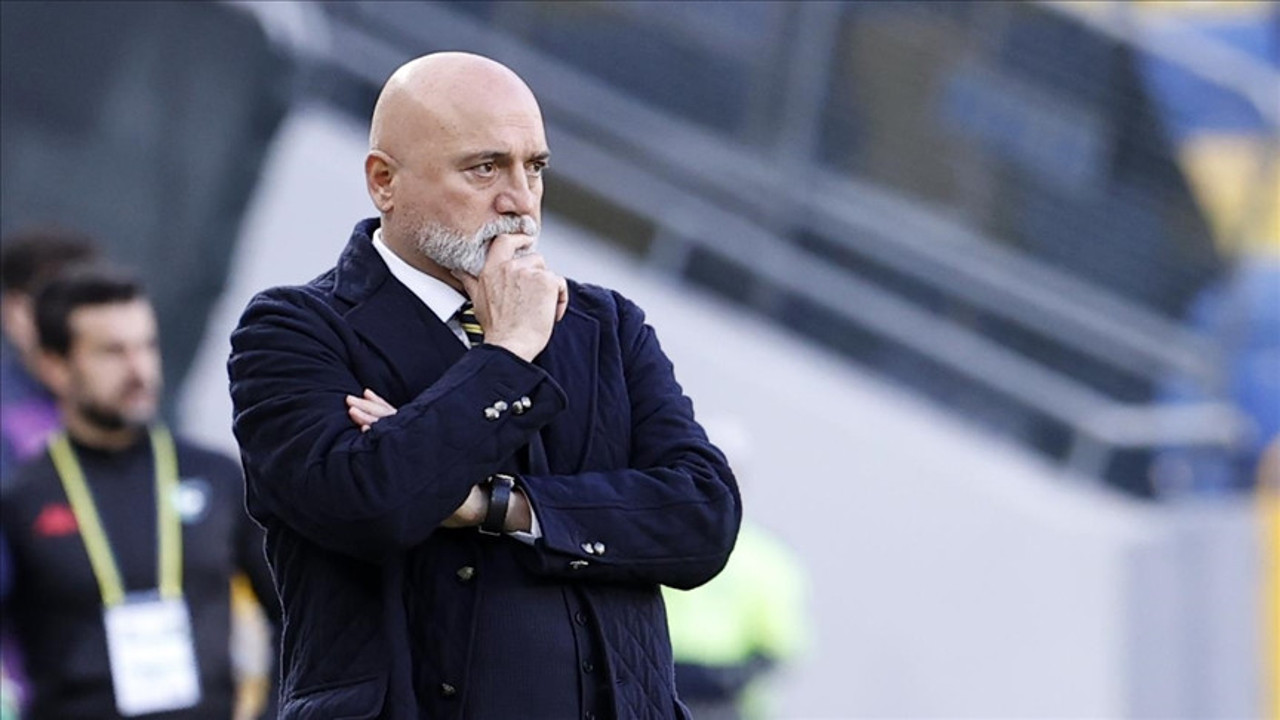 Kayserispor'un hocası Hikmet Karaman kırklara yedilere karıştı. Bu üç karikatürü paylaştı