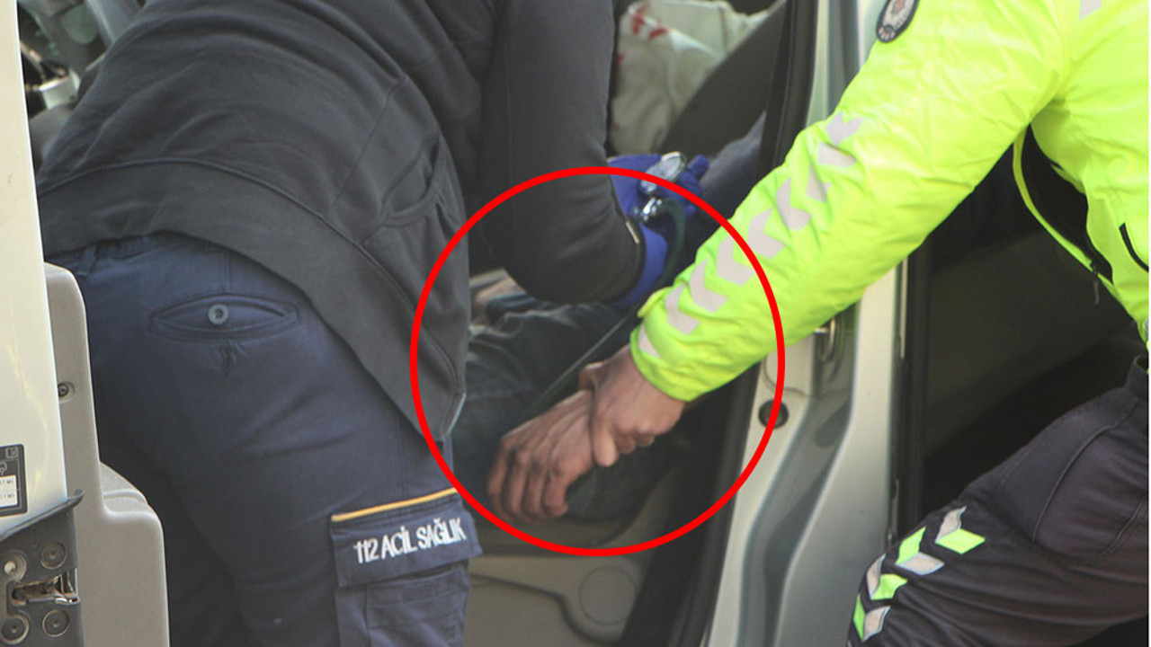 Trafik polisi yaralı sürücünün elini bırakmadı