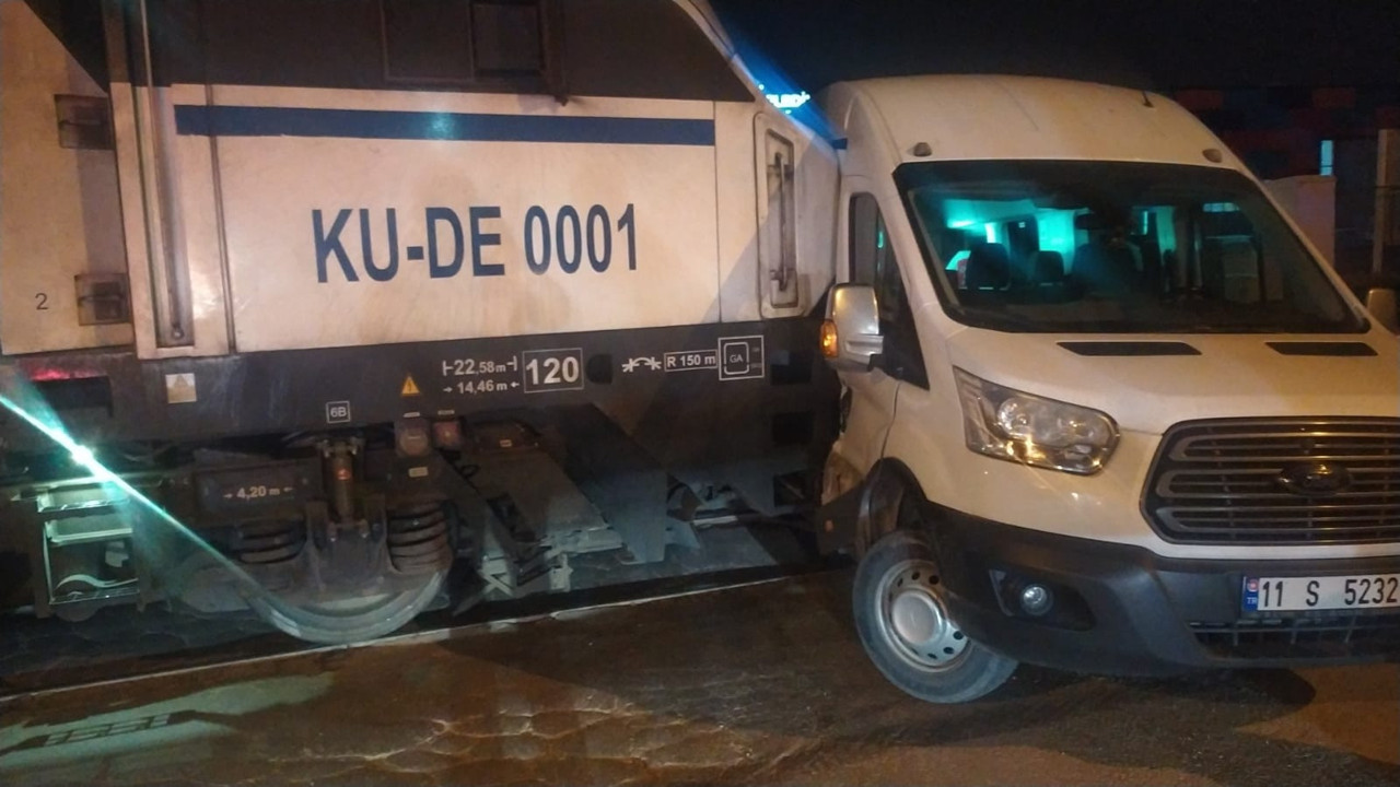 Yük treni ile mininüs çarpıştı