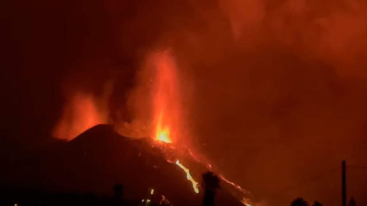 59 gündür lav kusuyor