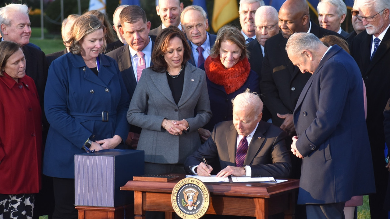 ABD'de 1 trilyon dolarlık altyapı paketi yürürlüğe girdi