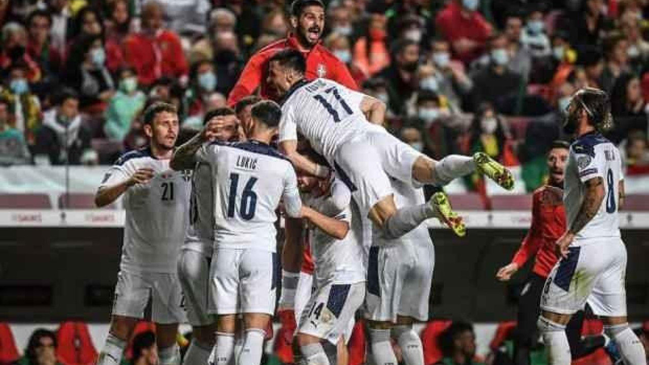 Dünya Kupası bileti alan Sırp futbolcular verilen primi hasta çocuklara bağışladı. Bizimkiler Fransa'da 'Sana çok verildi bana az verildi' kavgasındaydı