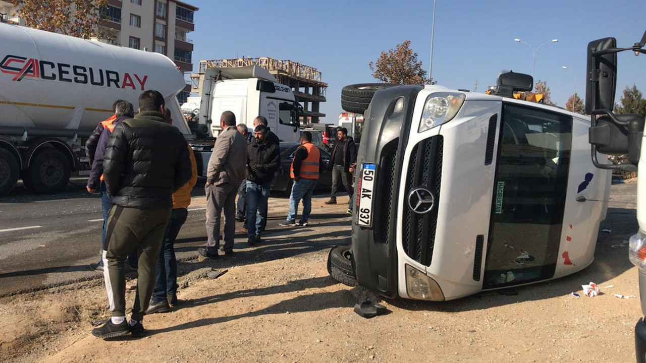 TIR ile minibüs çarpıştı: 13 yaralı