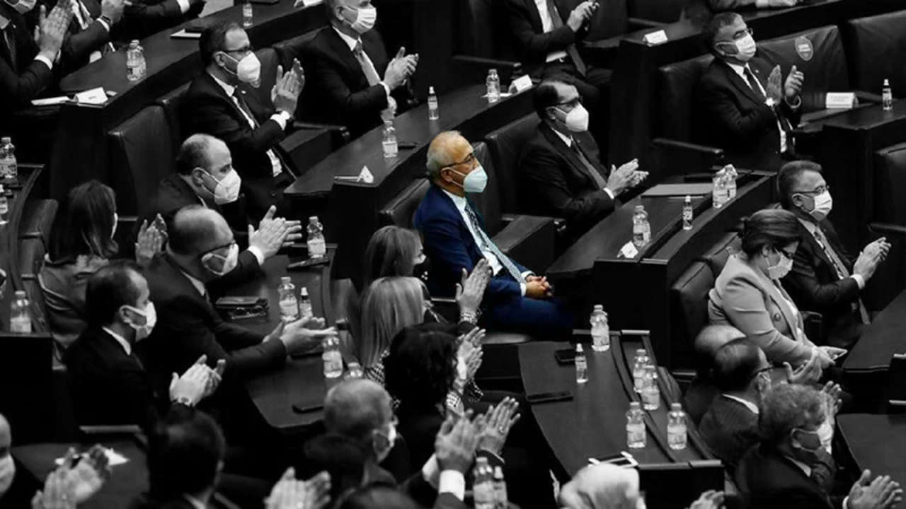 Erdoğan ''Faizi savunanla beraber olmam'' dedi; Bakan Elvan alkışlamadı