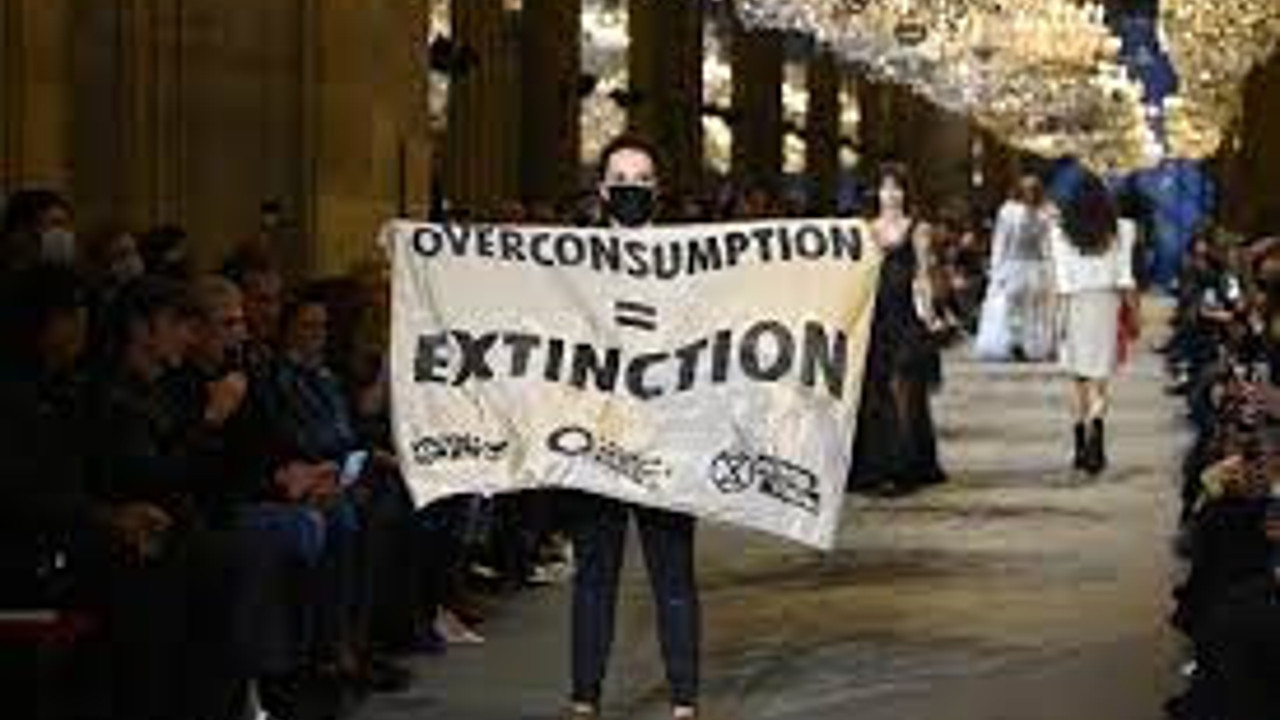 Louis Vuitton defilesinde protesto gösterisi