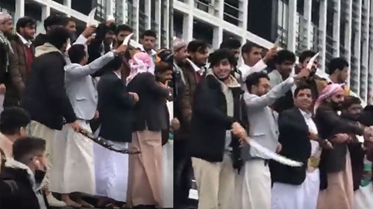 İstanbul Medipol Üniversitesi önünde skandal görüntüler! Kılıçlarla güle oynaya poz verdiler