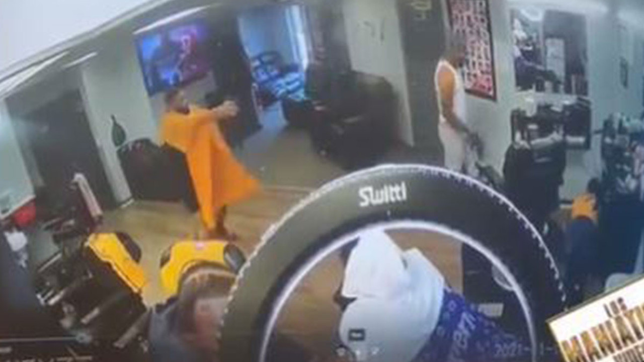 İki berberi öldüren katili, berber koltuğunda oturan polis delik deşik etti