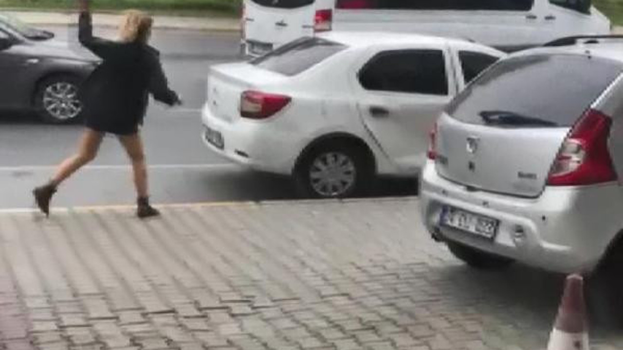 Kocasının arabasını taşla paramparça etti