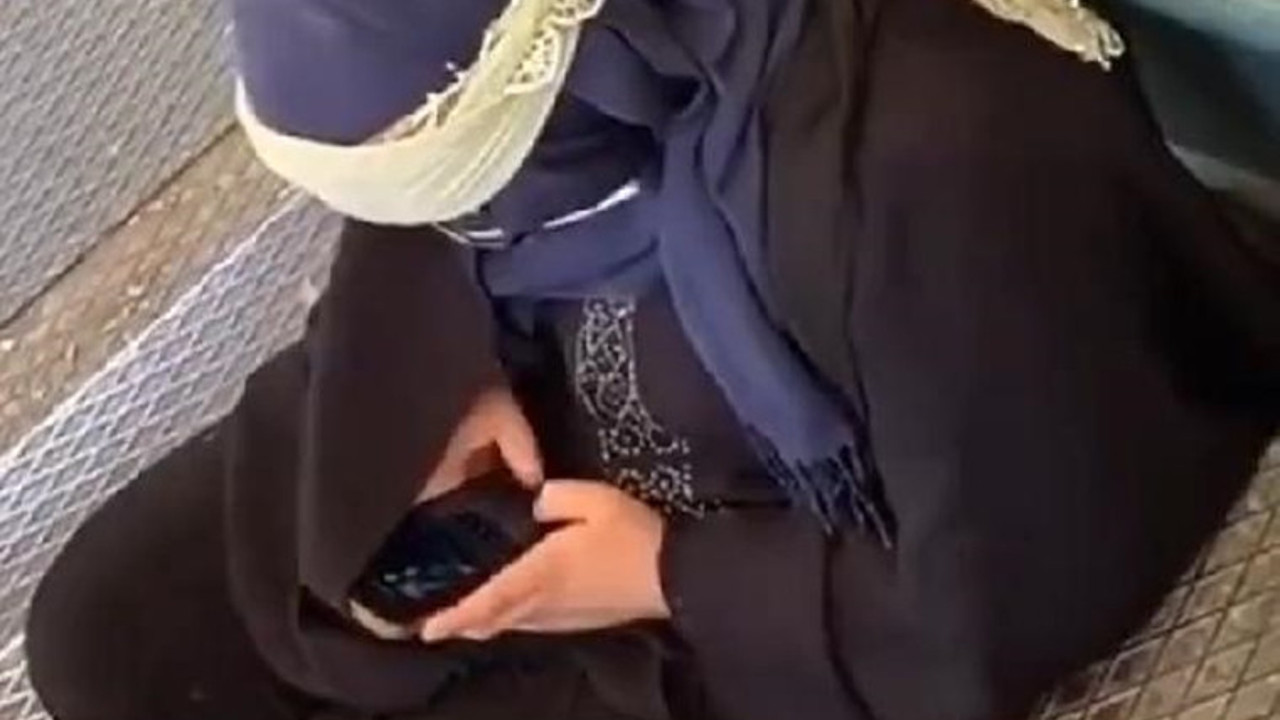 Dilencilik yapan bir kadın, son model iphone marka telefonuyla görüntülendi