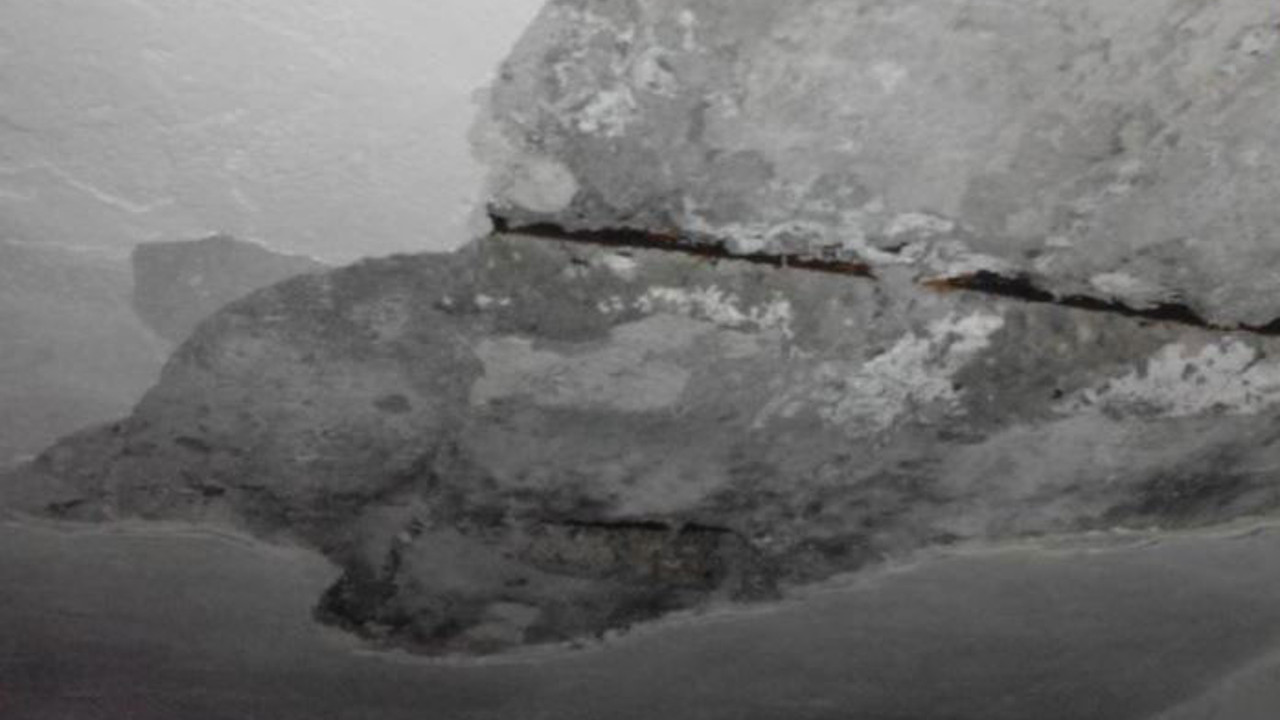 Yıkılacak binaya işçileri oturttular