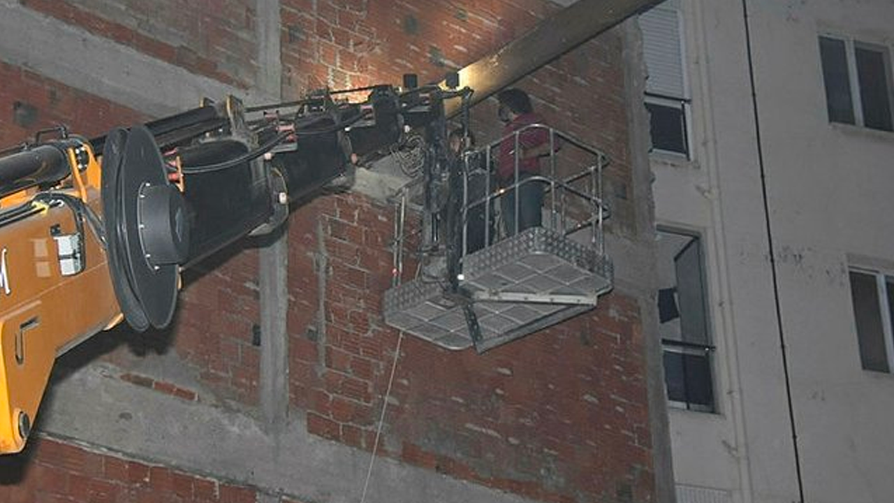 Kazı sırasında binada kayma: 55 daire tahliye edildi