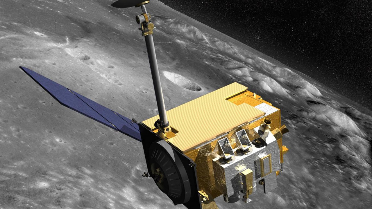 Ay'da uzay araçları karşı karşıya geldi