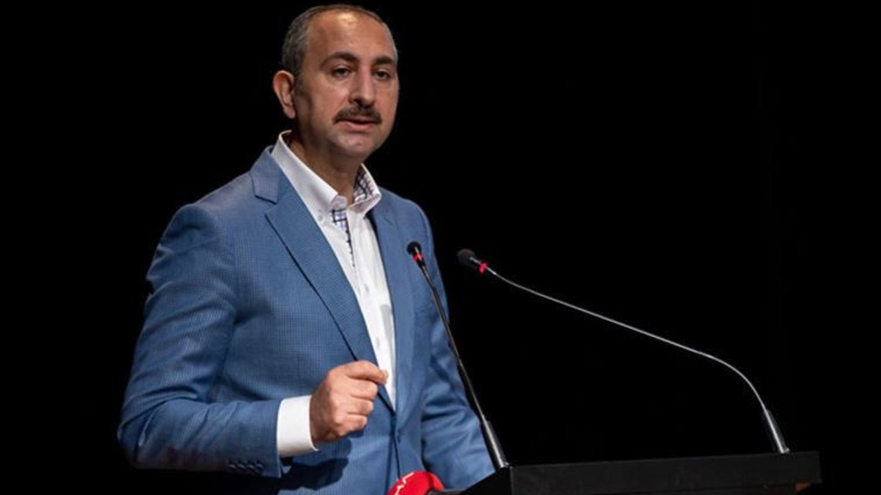 Bakan Gül'den gençlere: Yaşam tarzınıza müdahale etmelerine izin vermeyin