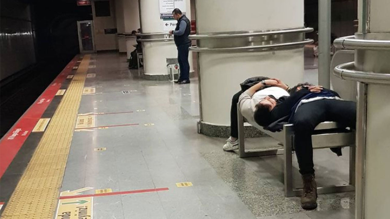 Gazeteci Yaşar Gürsoy'un metro istasyonunda çektiği fotoğraf Türkiye gerçeğini gözler önüne serdi