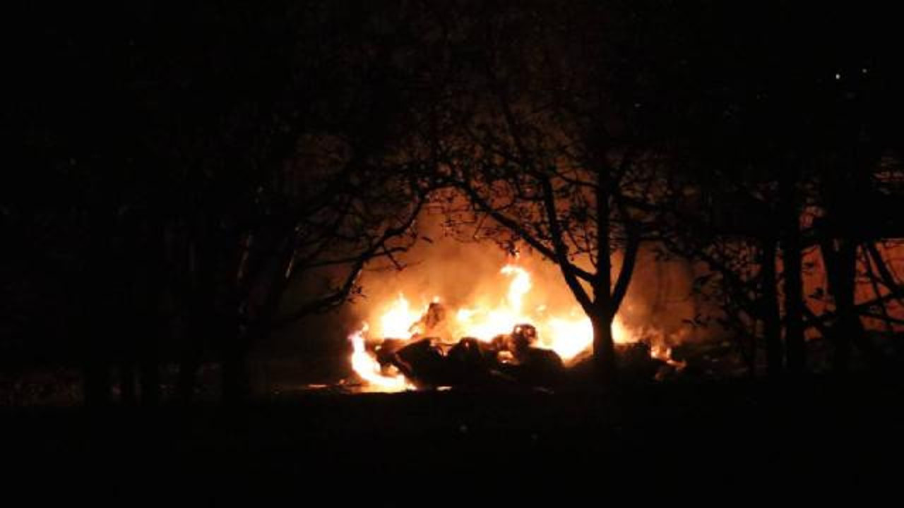 Patlama sonrası yanan karavan küle döndü