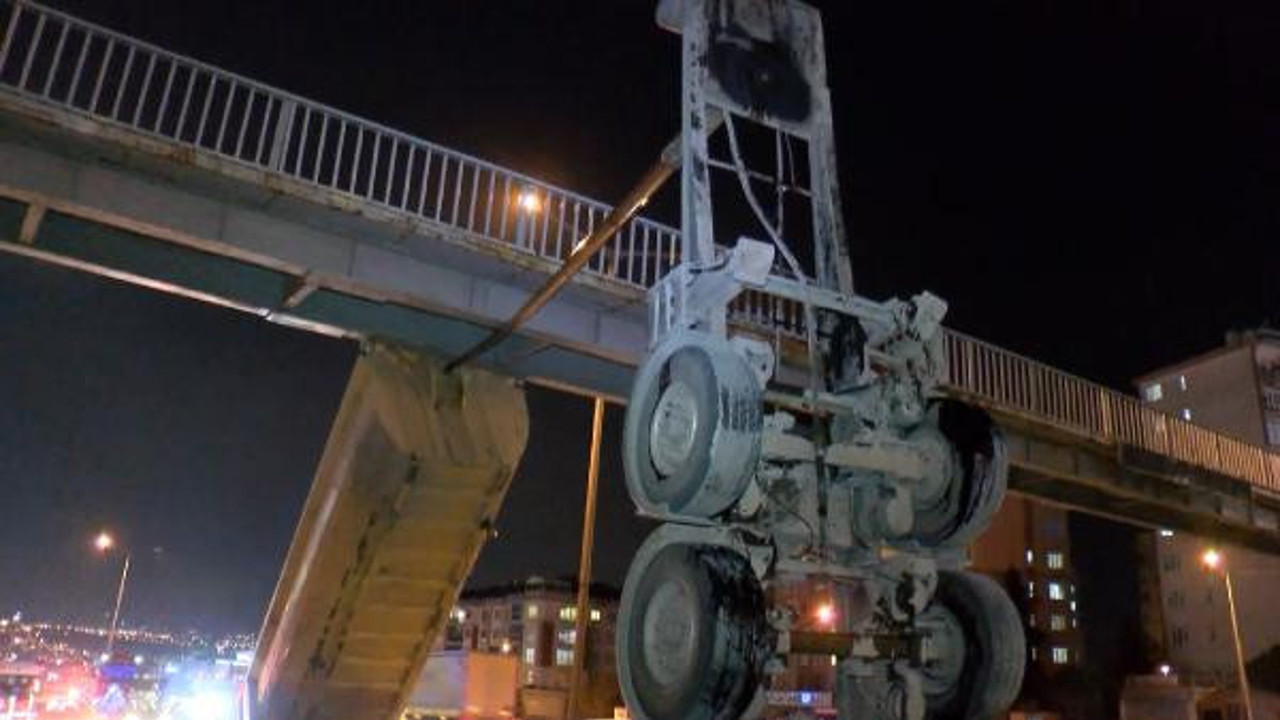 Hafriyat kamyonun damperi üst geçide çarptı