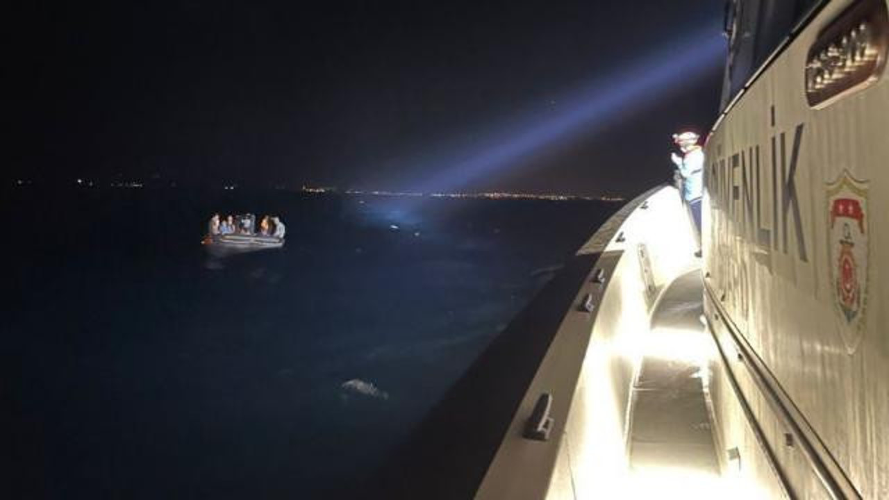 Yunanistan'ın Türk kara sularına ittiği göçmenler kurtarıldı