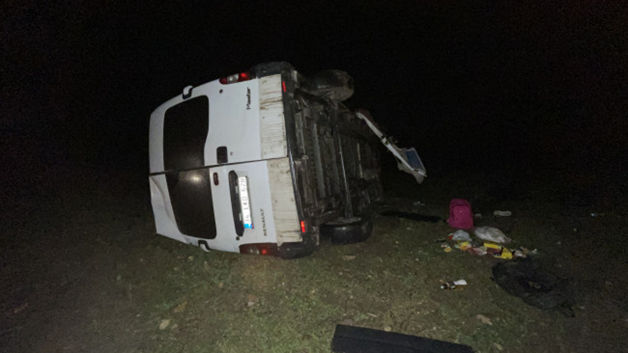 Göçmenleri taşıyan minibüs devrildi: 16 yaralı