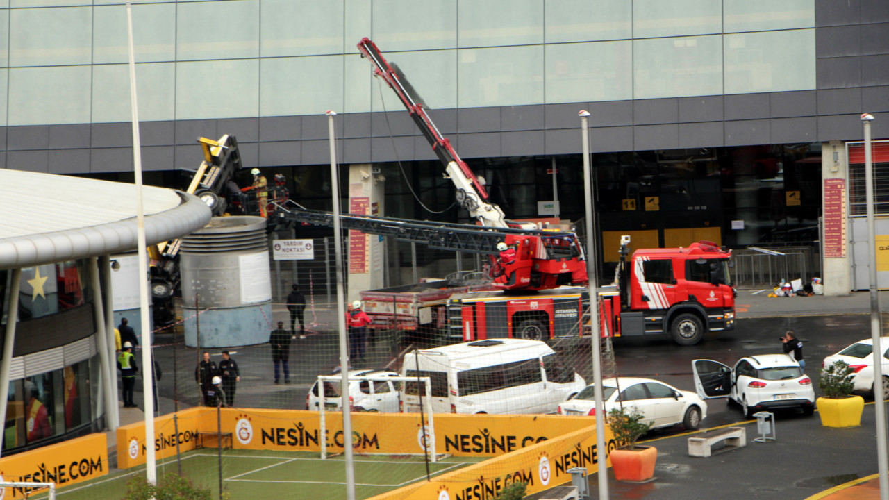 Galatasaray'ın stadında vinç devrildi: 3 yaralı