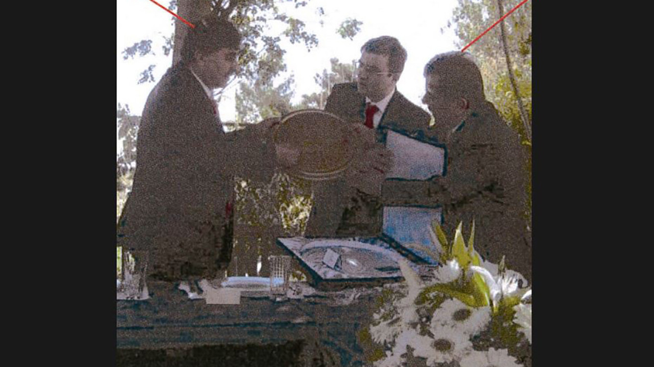 Enver Altaylı'nın FETÖ'nün ikinci adamıyla fotoğrafı çıktı. Kızının söz kurdelesini birlikte kesmişler
