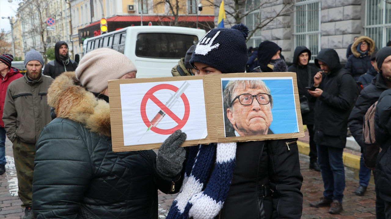 Ukrayna'da aşı karşıtları korona önlemlerini protesto etti