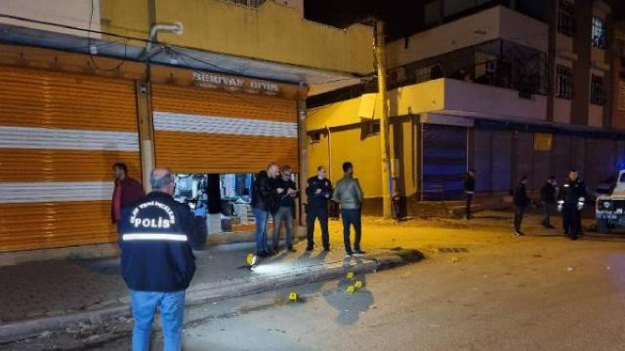 Balkonda oturan kadın bacağından vuruldu