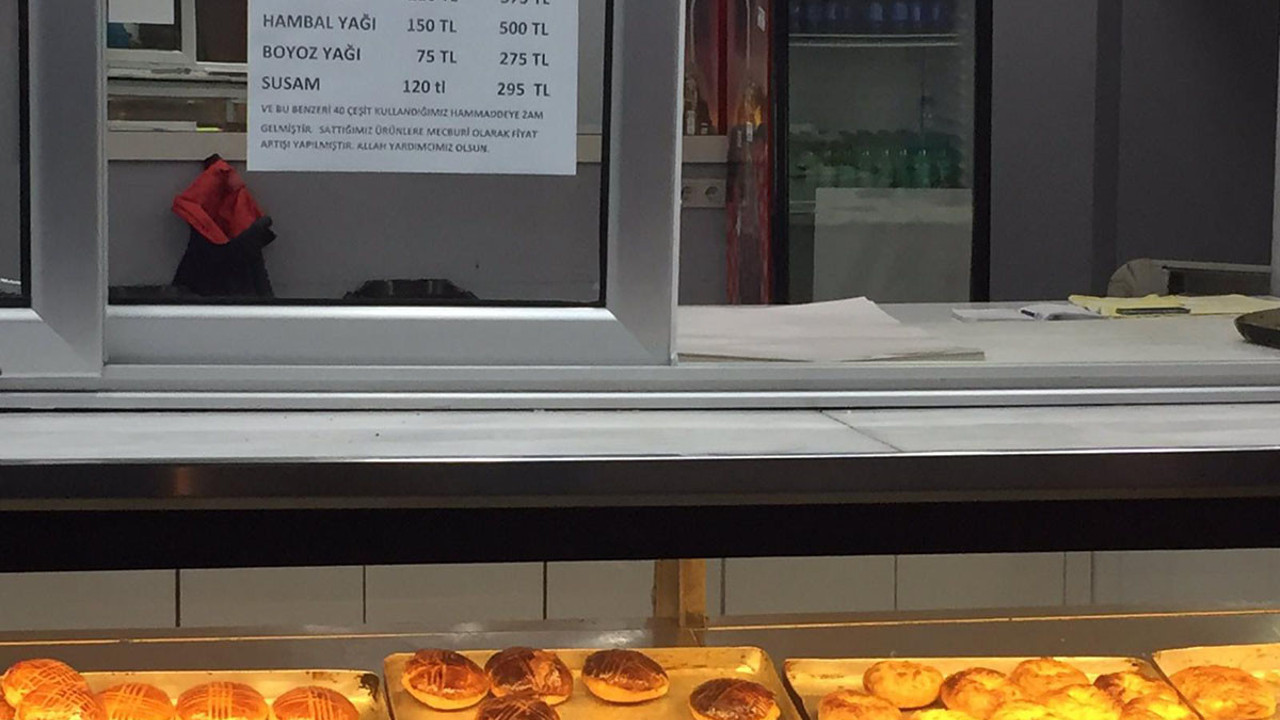 Esnaf neden zam yaptığını camına asarak duyurdu. Gören her vatandaş hak veriyor