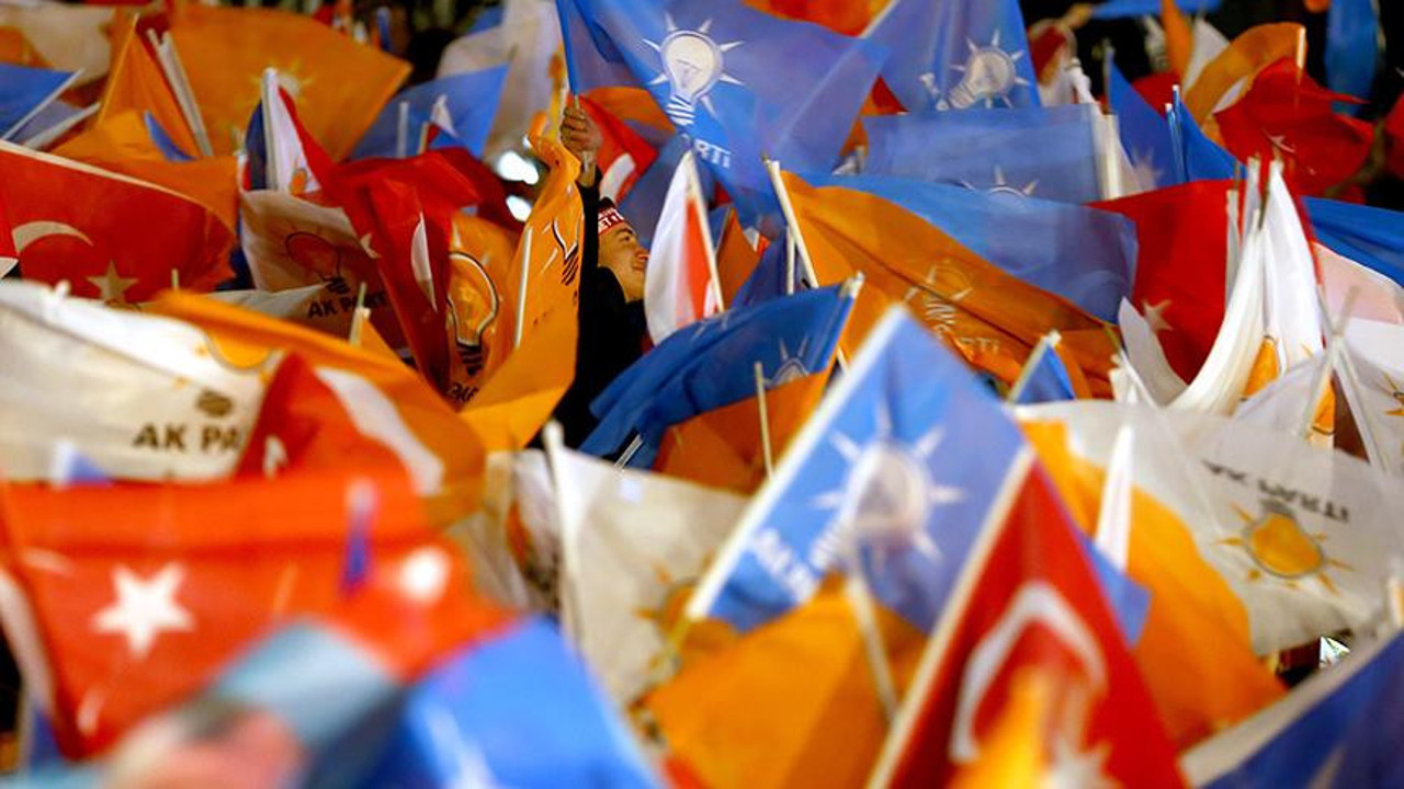 Rize'de, AKP ilçe başkanlığının toplantısına bürokrat da katıldı