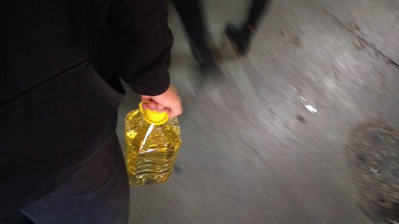 4 litrelik pet şişede aldığı yemeklik yağı poşetsiz taşıdı: Ferrarin olsa üstünü kapatır mısın?